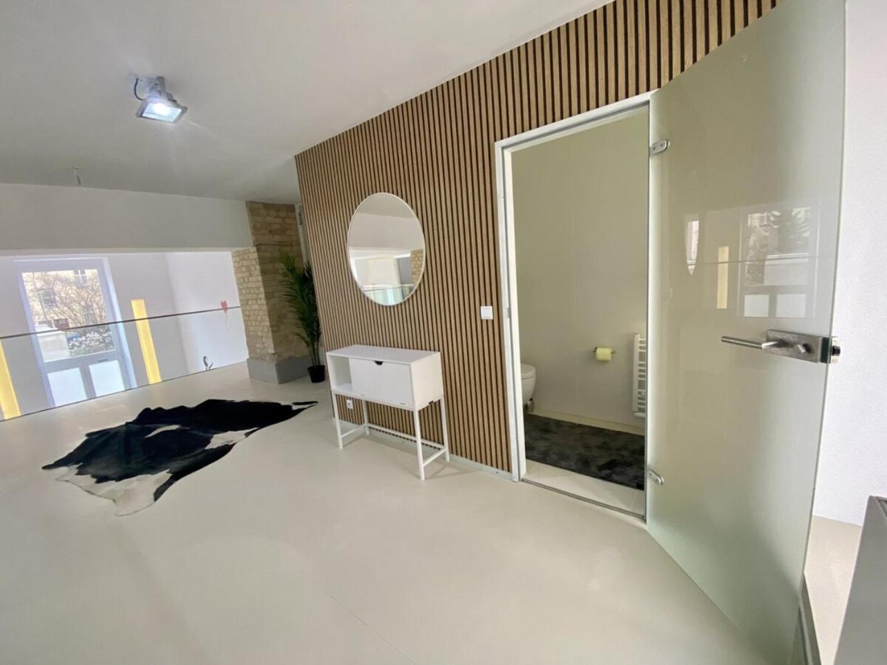 Loft With Pool Table, Kitchen Island & Gallery Apartment *